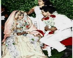 She got married to her childhood crush, Dilip Kumar aka Yusuf Khan. At the time, she was 22 and Khan was 44. This 22-year age gap made many think that